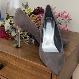 NWOT Jennifer Lopez Gray Suede Pumps
